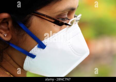 Mujer India con una máscara n95 en primer plano como prevención contra la pandemia del virus de la corona Foto de stock