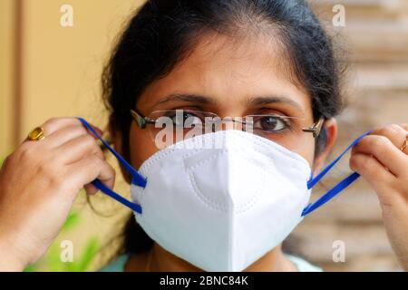 Mujer India en primer plano con una máscara n95 para el concepto de conciencia del virus corona Foto de stock