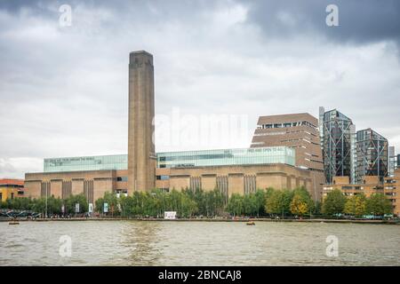 Londres, Reino Unido - 30 de septiembre de 2019: Museo Tate Modern y Jardín Tate Modern visto desde el río Támesis Foto de stock