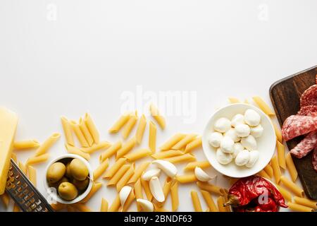 https://l450v.alamy.com/450ves/2bndf63/vista-superior-de-pasta-fuente-de-carne-rallador-e-ingredientes-sobre-fondo-blanco-2bndf63.jpg