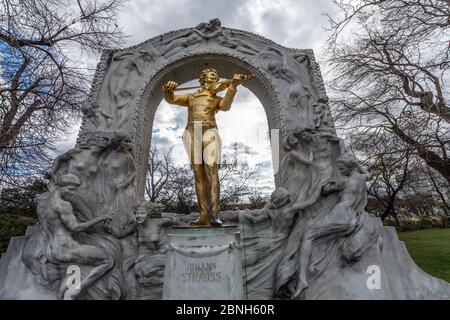 Estatua de bronce chapada en oro de Johann Strauss tocando violín en Stadtpark, City Park en Viena, Austria el 15 de julio de 2018. Strauss era compositor austríaco Foto de stock