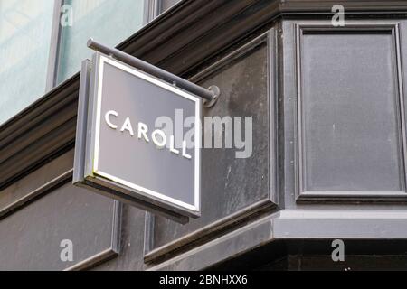 Burdeos , Aquitania / Francia - 05 12 2020 : Caroll logo firma moda Marca  tienda de ropa francesa tienda para mujeres Fotografía de stock - Alamy