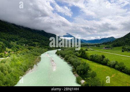 Vista aérea del río Sopa en el valle del Sopa en el Parque Nacional Triglav, Alpes Julianos, cerca de Bovec, Eslovenia, Europa Foto de stock