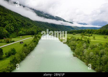 Vista aérea del río Sopa en el valle del Sopa en el Parque Nacional Triglav, Alpes Julianos, cerca de Bovec, Eslovenia, Europa Foto de stock