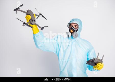 Retrato hombre sostener joystick robot avión drone imaginar aire volar  video llevar traje blanco traje avellana amarillo látex goma guantes gafas  gafas mascarilla Fotografía de stock - Alamy