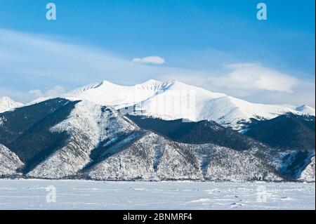 Montañas de Barguzin Ridge, el lago Baikal, en Siberia, Rusia. De marzo de 2015. Foto de stock