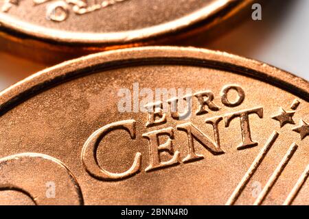 Primer plano de monedas de centavo, foto simbólica para la abolición prevista de monedas de 1 y 2 centavo Foto de stock