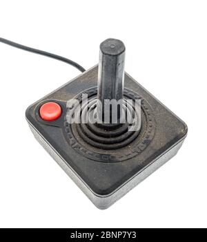 Winneconne, WI - 5 de mayo de 2020: Un paquete de controlador de joystick Atari 2600 cubierto de polvo sobre un fondo aislado Foto de stock