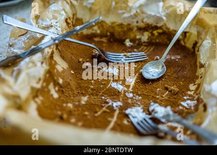 cuchillo para tenedor y cuchara cubiertos con pastel de manzana hielo en  bandeja vacía de papel para hornear Fotografía de stock - Alamy