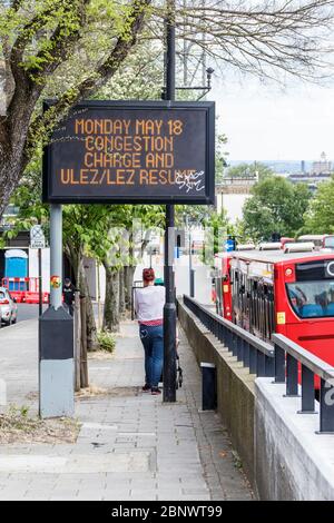 Un recordatorio a los automovilistas de Londres de la reintroducción de la carga de congestión y las zonas de emisiones bajas y ultrabaja el lunes 15 de mayo de 2020, en una pantalla de matriz de puntos por la A1 Archway Road en dirección sur hacia Londres, Reino Unido