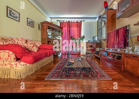El cálido efecto de la madera en la sala de estar de estilo italiano