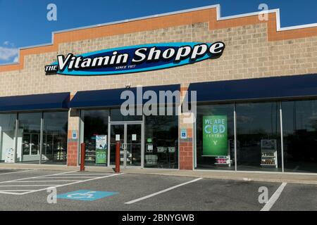 Un cartel con el logotipo fuera de una tienda de venta al por menor de Vitamin Shoppe en Wyomissing, Pensilvania el 4 de mayo de 2020. Foto de stock