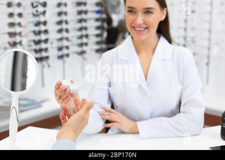 Hombre que visita a oftalmólogo y elegir lentes de ojos Foto de stock