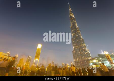 El Burj Khalifa del Dubai Mall al anochecer, Dubai, Emiratos Árabes Unidos, Oriente Medio