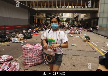 Hong Kong, CHINA. 17 de mayo de 2020. Un ayudante doméstico asiático enmascarado camina a través de una avenida destroada en Central el domingo.May-17, 2020 Hong Kong.ZUMA/Liau Chung-ren crédito: Liau Chung-ren/ZUMA Wire/Alamy Live News