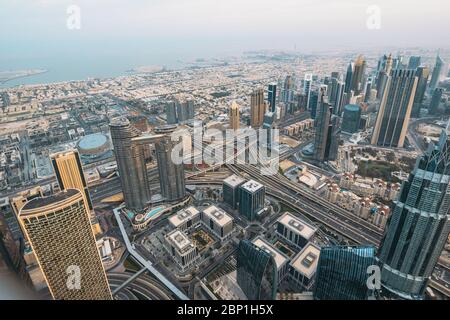 Panorama del horizonte de Dubai desde arriba. Rascacielos futuristas, edificios de oficinas y cruces de carreteras. Distrito de negocios y centro de la ciudad por la mañana.