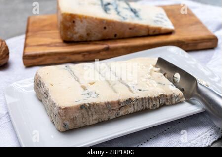 Comida italiana, manteca o queso azul firme hecho de leche de vaca en Gorgonzola, Milán, Italia de cerca Foto de stock