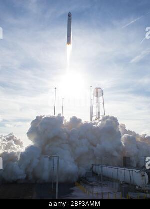 Northrop Grumman Antares CRS-13 lanza el cohete Northrop Grumman Antares, con la nave espacial Cygnus reabastecida a bordo, lanza desde Pad-0A, sábado 15 de febrero de 2020 en la instalación de vuelo Wallops de la NASA en Virginia. La 13ª misión de reabastecimiento de carga contratada de Northrop Grumman para la NASA a la Estación Espacial Internacional entregará más de 7,500 libras de ciencia e investigación, suministros para la tripulación y hardware para vehículos al laboratorio orbital y a su tripulación.