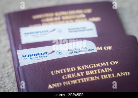 Londres, Reino Unido - 15 de mayo de 2020 - pasaportes británicos y pasaportes de embarque de vuelos de Aeroflot