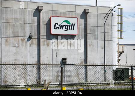 Un signo de logotipo fuera de una planta procesadora de aves de corral Cargill en Dayton, Virginia el 13 de mayo de 2020. Foto de stock