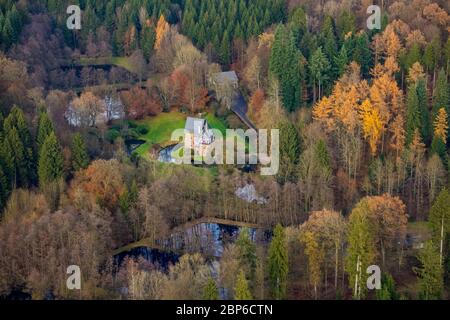 Vista aérea, Badinghagen castillo de propiedad privada, Agger, Meinerzhagen, Sauerland, Märkischer Kreis, Renania del Norte-Westfalia, Alemania Foto de stock