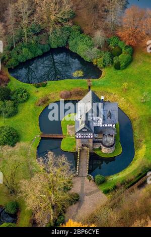 Vista aérea, Badinghagen castillo de propiedad privada, Agger, Meinerzhagen, Sauerland, Märkischer Kreis, Renania del Norte-Westfalia, Alemania Foto de stock