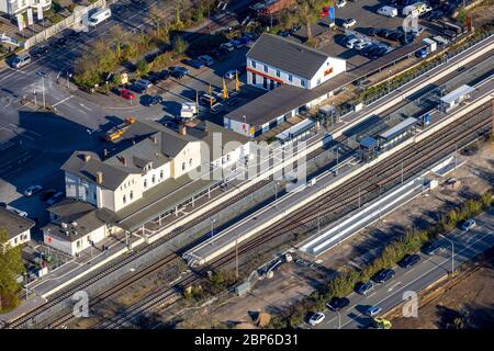Vista aérea, estación de tren de Neheim-Hüsten, Arnsberg, Sauerland, Renania del Norte-Westfalia, Alemania