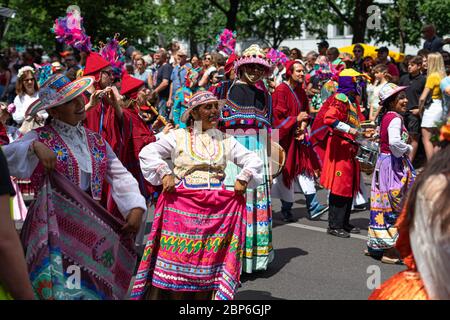 BERLÍN - 09 DE JUNIO de 2019: El Carnaval anual de las culturas (Karneval der Kulturen) celebrado alrededor del fin de semana de Pentecostés. Los participantes carnaval en la calle. Foto de stock
