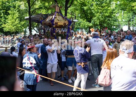 BERLÍN - 09 DE JUNIO de 2019: El Carnaval anual de las culturas (Karneval der Kulturen) celebrado alrededor del fin de semana de Pentecostés. Los participantes carnaval en la calle. Foto de stock