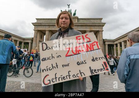 Los alumnos se manifiestan con carteles de protesta durante los viernes para la futura huelga climática en la Puerta de Brandenburgo -Pariser Platz- en Berlín. Foto de stock