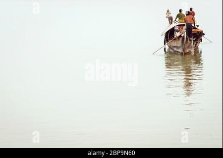 Una familia camboyana en dos barcos fluviales en el río Mekong. Kampong Cham, Camboya, Sudeste de Asia Foto de stock