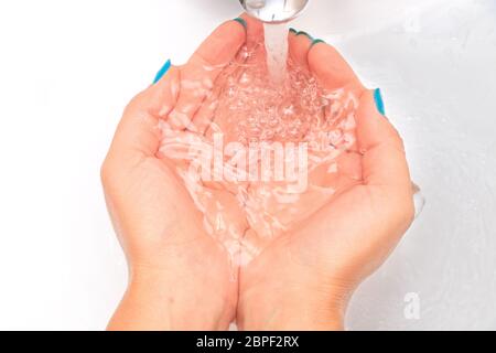 Limpieza del inodoro blanco con un chorro de agua, de cerca. Desinfección  debido a la epidemia de coronavirus. Fondo de pared de piedra oscura  Fotografía de stock - Alamy