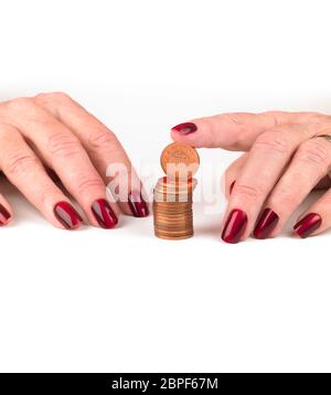 Mujeres de mediana edad manos con uñas rojas brillantes contando pila de  monedas sobre un fondo blanco Fotografía de stock - Alamy