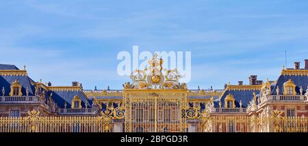 Puertas de Entrada Dorada del Palacio de Versalles. Foto panorámica. París, Francia Foto de stock