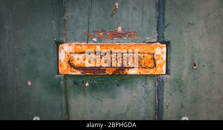 Antiguo portugués oxidado buzón en una puerta de madera desgastada donde está escrito en portugués: correo Foto de stock