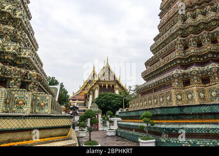 Phra Chedi Rai claustros de chedis en Wat Pho o Wat Po, el templo de buddhat reclinado, tomado en Bangkok, Tailandia Foto de stock