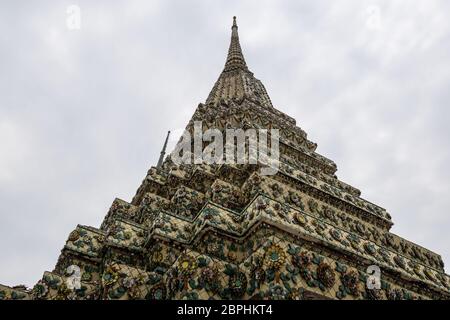 Phra Chedi Rai claustros de chedis en Wat Pho o Wat Po, el templo de buddhat reclinado, tomado en Bangkok, Tailandia Foto de stock