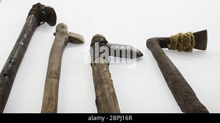 Armas prehistóricas antiguas hechas a mano, detalle de arte prehistórico Foto de stock