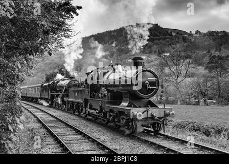 Un antiguo ferrocarril Midland 4-4-0, compuesto de tres cilindros de clase  4P piloteando un tren de doble cabeza pasado un impresionante conjunto de  semáforos señales. C1955 Fotografía de stock - Alamy