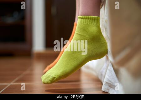 pies de niña calcetines de color y verde Fotografía de stock Alamy