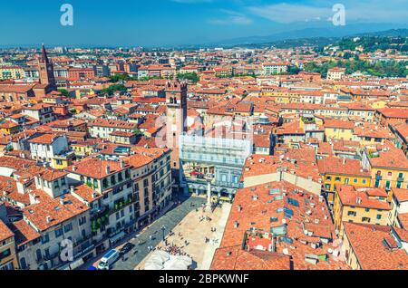 Verona, Italia, 12 de septiembre de 2019: Vista aérea superior del centro histórico de la ciudad Citta Antica con la plaza de la Piazza Delle Erbe y los edificios de tejados rojos, vista panorámica del paisaje urbano de Verona, región del Veneto