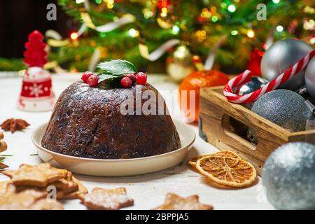 Pudding de Navidad con decoraciones de celebración. Concepto de Navidad Foto de stock
