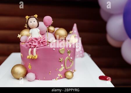 Hermoso pastel para niños para una niña de 1 año. Vacaciones de los niños  para el primer cumpleaños del bebé en la calle en verano cuando está  caliente Fotografía de stock - Alamy