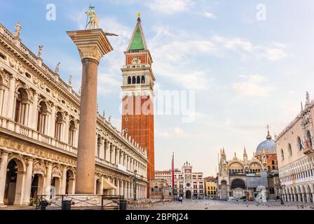 La Piazza San Marco, la columna de San Teodoro, la Biblioteca Nacional, el Palacio Ducal y la Basílica de San Marcos, en Venecia. Foto de stock