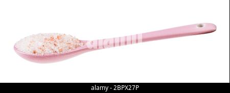 Vista lateral de la cuchara con cerámica rosa Himalayan Salt aislado sobre fondo blanco. Foto de stock