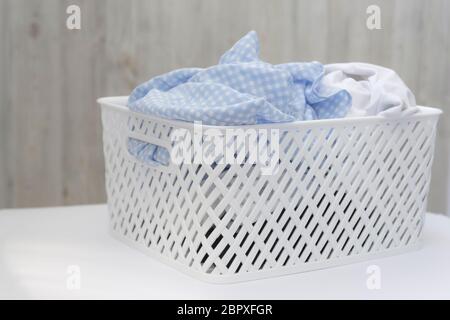 Cesta De Plástico Con Ropa Limpia Foto de stock y más banco de imágenes de  Adulto - Adulto, Agarrar, Algodón - Textil - iStock