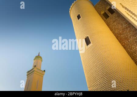 Vista nocturna de la mezquita en el zoco de Muttrah, Mascate, Omán, Oriente Medio, Asia Foto de stock