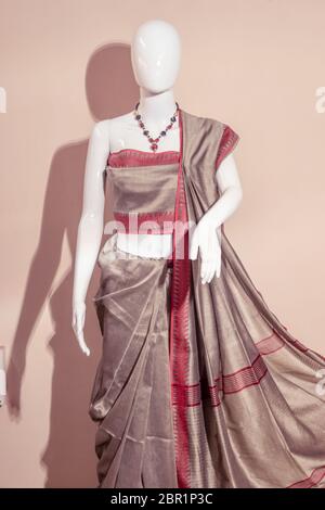 Un saree seda india tradicional expuestos para la venta. El enfoque selectivo en el modelo face Foto de stock