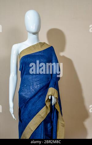 Un saree seda india tradicional expuestos para la venta. El enfoque selectivo en el modelo face Foto de stock