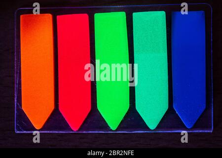 Flechas con colores luminosos de luz UV Foto de stock